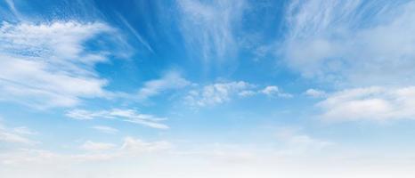 blauwe lucht met witte wolkenachtergrond foto