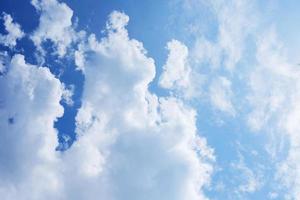 skyscape met wolken en blauwe hemelachtergrond foto