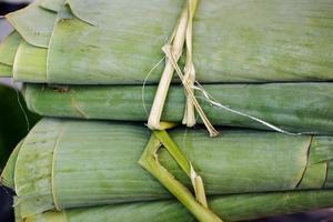 gewikkeld groen bananenblad vastgebonden met bananenstok touw foto