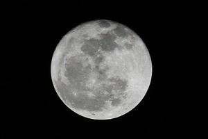 machtslicht van volle supermaan in donkere zwarte nacht en toon textuurruimte van maanoppervlak. foto