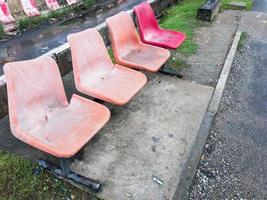 oude plastic stoel op de metalen rij. foto