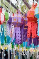 kleurrijke handgemaakte lantaarn in de traditionele noordelijke thaise stijl. foto