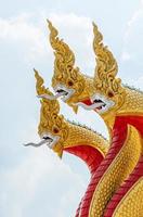 gouden slangbeeldhouwwerk in de traditionele Thaise stijl. foto