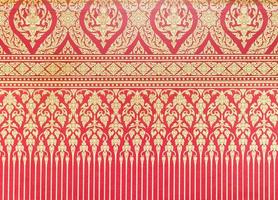 traditioneel thais patroon op het rode behang. foto