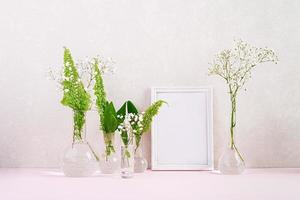 bloemen en planten in kolf met frame. prachtige lente achtergrond met bloemen in vaas. foto