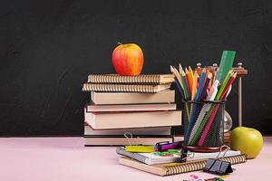 set van kleurrijke schoolbenodigdheden, boeken en notebooks. accessoires voor kantoorbenodigdheden. foto