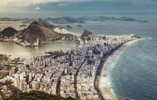 hoge hoek stad luchtfoto van rio de janeiro, brazilië foto