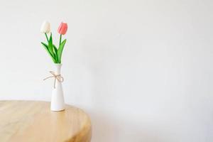 tulpen bloeien in een vaas op een witte achtergrond foto