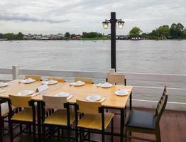 tafel en stoelen set van het lokale restaurant in de buurt van de grote rivier. foto