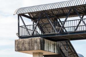 oud metalen viaduct foto