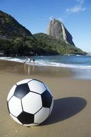 voetbal voetbal rood strand sugarloaf rio de janeiro brazilië