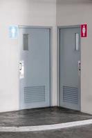 mannelijke toiletdeur en vrouwelijke toiletdeur van het openbare toilet. foto