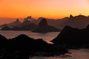 schilderachtige Rio de janeiro uitzicht op de bergen bij zonsondergang foto