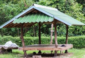 houten hut met de groene dakpan foto