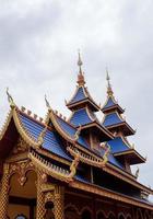 vooraanzicht van de ingang van de Thaise kerk in de Thaise tempel. foto