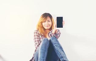 close-up van een vrouw te typen op mobiele telefoon geïsoleerd op een witte achtergrond, vrouw hand met smartphone. foto