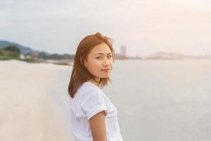 vrouw op het strand foto