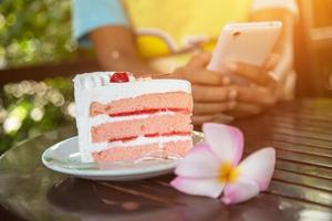 Valentijn bitterkoekjes met koffie op houten tafel. getinte afbeelding foto