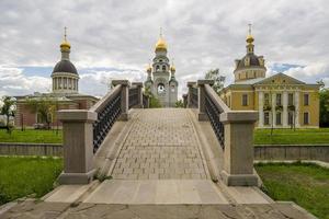 oude Russisch-orthodoxe kerk in het klooster foto