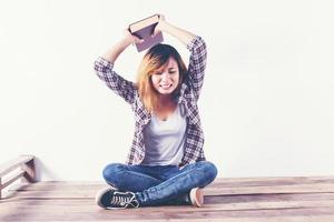 jonge hipster vrouw met boeken en omhoog op geïsoleerde witte achtergrond. foto