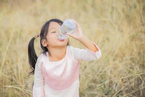 klein meisje drinkwater. foto