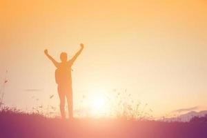 vrouw die in de natuur reist met rugzak foto