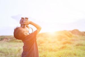 gelukkig kind buiten spelen. reis- en avontuurconcept foto