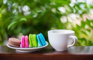 Valentijn bitterkoekjes met koffie op houten tafel. getinte afbeelding foto