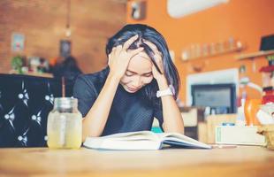 vrouw die alleen en depressief zit foto