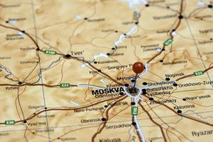 Moskou vastgemaakt op een kaart van Europa foto