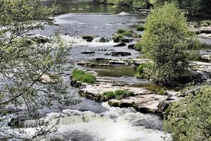 uitzicht op de rivier dee bij llangollen in wales foto