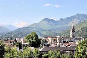 uitzicht op lourdes in frankrijk foto