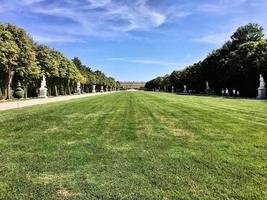 parijs in frankrijk in augustus 2019. uitzicht op de tuinen van het paleis van versailles in parijs foto