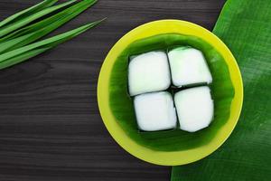 Maleisië geassorteerde zoete dessert tepung pelita cakes met pandanblad foto