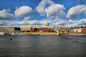 uitzicht op de St. Pauls-kathedraal aan de overkant van de rivier de Theems foto