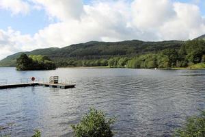 uitzicht op Loch Lomond in Schotland in de ochtendzon foto