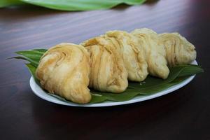 maleisië populaire en traditionele snack karipap gevuld met aardappel vulling. foto