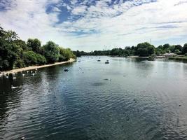 uitzicht op een meer in londen foto