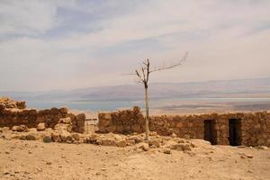 een uitzicht op het oude joodse fort van masada in israël foto