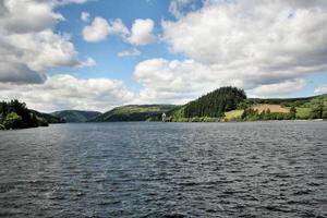 uitzicht op het meer vyrnwy in wales foto