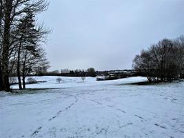 uitzicht op het platteland van Whitchurch in de sneeuw foto