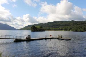 uitzicht op Loch Lomond in Schotland in de ochtendzon foto