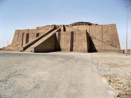 een zicht op de ziggurat in basra in irak foto