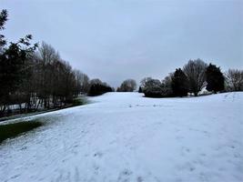 uitzicht op het platteland van Whitchurch in de sneeuw foto