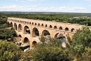 uitzicht op de pont du gard in frankrijk foto