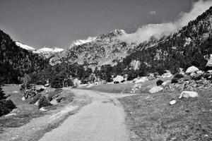 zicht op de pyreneeën vanaf de franse kant foto