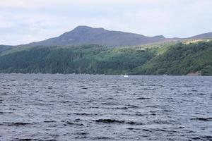 uitzicht op loch ness in schotland foto