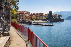 stad van varenna op het comomeer in milaan, italië foto