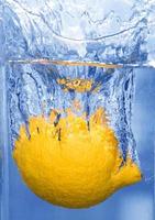 citroen in een water spatten foto