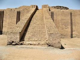 een zicht op de ziggurat in basra in irak foto